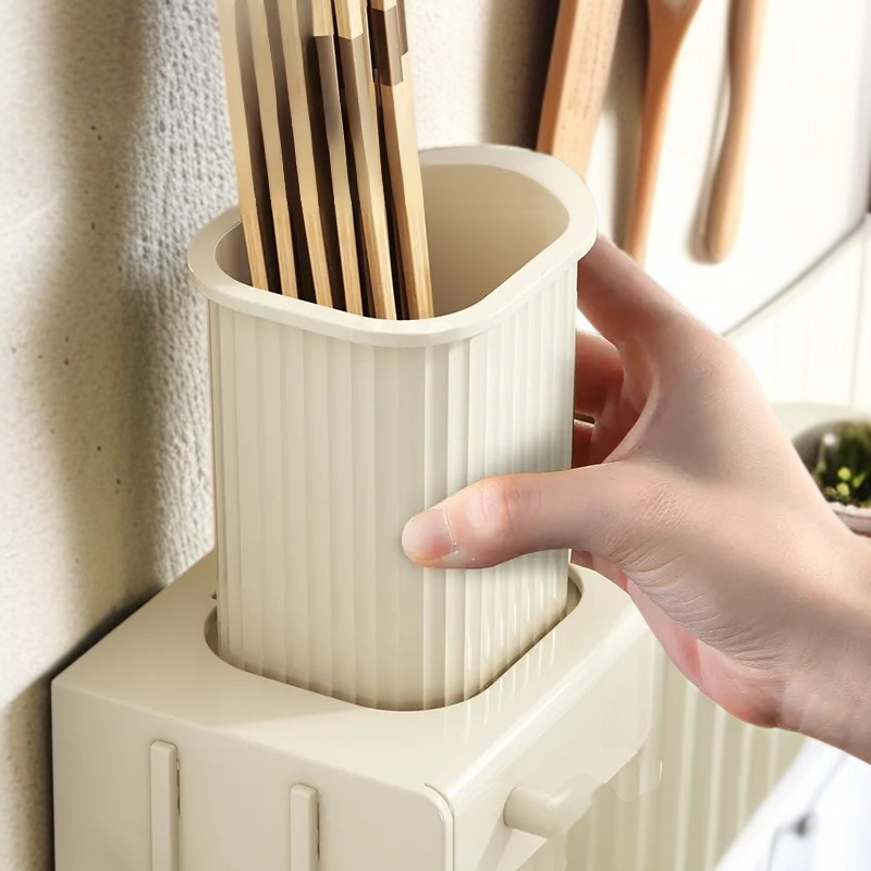 주방용품 깔끔하게 정리된 수납선반