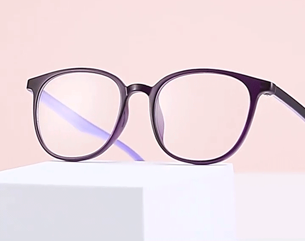 スマートフォンを操作する女性とブルーライトカット老眼鏡